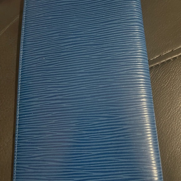 Louis Vuitton Blue Epi Leather Cover - Picture 5 of 8
